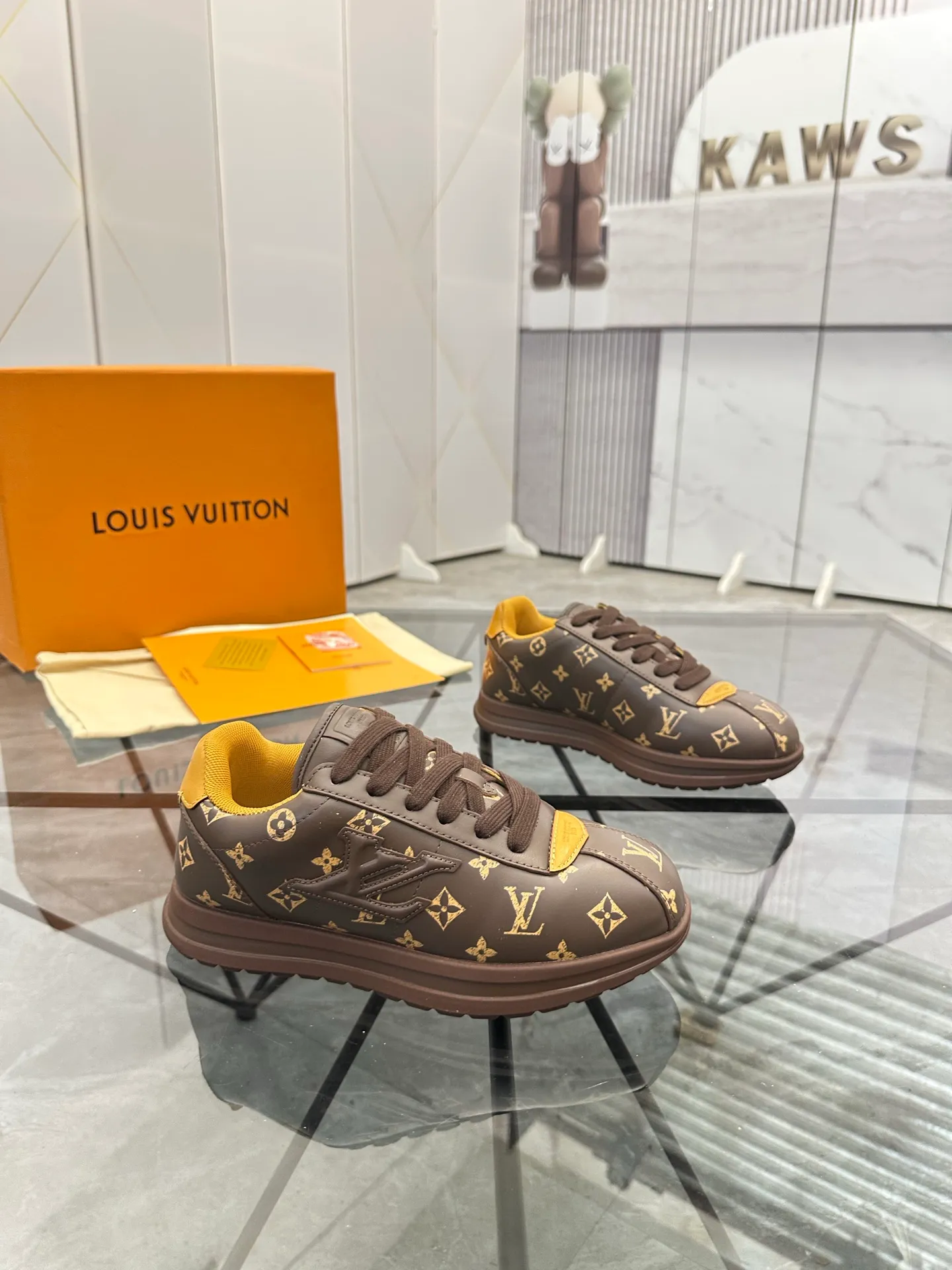 Men's shoes: 💰P700¥ Top quality Product trademark: LV* "Louis Vuitton*" low-top casual shoes Regular size: 35-45 (can be customized to 46) Couple style Product materials: Imported cowhide upper, breathable lining, original outsole. Number: two